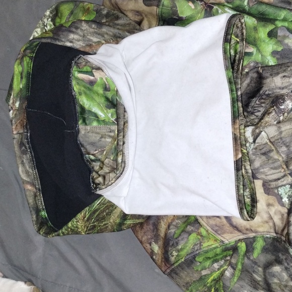 Mossy oak pullover with built-in gaither and Hood. - Picture 4 of 5